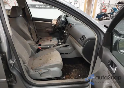 2007 Volkswagen Rabbit 4-Door from USA, damaged, VIN WVWDS71K17W214667